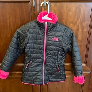 Girl’s grey reversible North face jacket. Size Small (7-8)